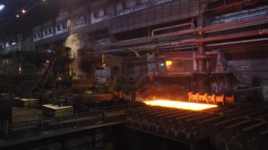 Çelik fabrikası, çelik levha üretimi, sıcak levhaların üretim hattında taşınması, ağır sanayi, metal haddeleme tesisi. Konveyör hattı metal haddehane.