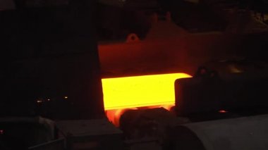 Çelik fabrikası, çelik levha üretimi, sıcak levhaların üretim hattında taşınması, ağır sanayi, metal haddeleme tesisi. Konveyör hattı metal haddehane.