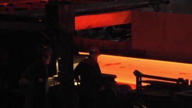 Sürekli döküm makinesinden sıcak metal sac kiralama. İşçi özel aletlerle levha üzerindeki kalınlığın ölçülmesini yaptı.