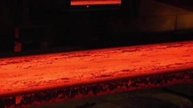 Çelik fabrikası, çelik sac üretimi, üretim hattında sıcak levhaların taşınması, ağır sanayi, metal haddeleme tesisi. Konveyör hattı metal haddehane. Makine sürekli döküm boşlukları.