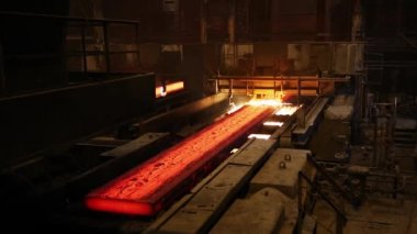 Çelik fabrikası, çelik sac üretimi, üretim hattında sıcak levhaların taşınması, ağır sanayi, metal haddeleme tesisi. Konveyör hattı metal haddehane. Makine sürekli döküm boşlukları.