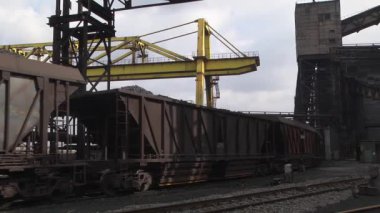 kömür yüklü demiryolu vagonları, bir tren fabrikada kömür taşır.