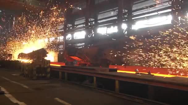 Stahlbarren Beim Fackelschneiden Schneidmaschine Zum Schneiden Von Heißen Schienen Metallurgische — Stockvideo