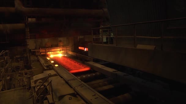 제철소 중공업 공장에 뜨거운 시트의 컨베이어 압연기 — 비디오