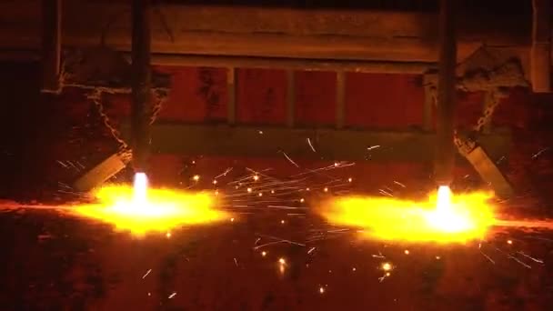 气切割钢板 金属厂 生产火花飞钢管 气体切割钣金 在工厂上闪闪发光 — 图库视频影像