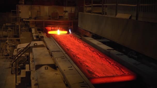 Stahlwerk Stahlblechproduktion Transport Von Heißen Blechen Auf Der Produktionslinie Schwerindustrie — Stockvideo