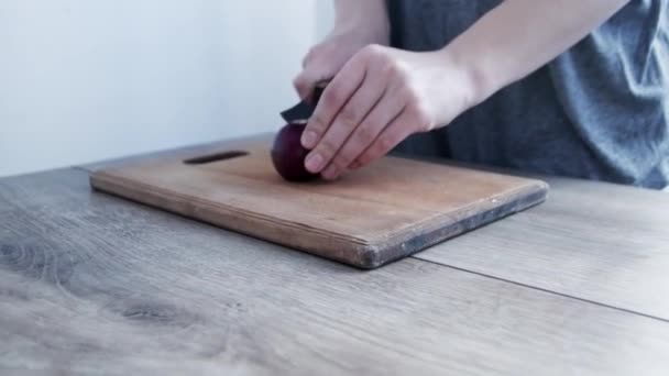 在木板上切红洋葱 女人手切红洋葱在桌子上 快速切碎洋葱 女性双手在厨房里切洋葱 红洋葱的宏观拍摄 — 图库视频影像