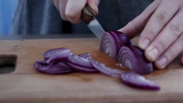 Snijden Van Rode Houten Bord Vrouw Hand Snijden Rode Tafel — Stockvideo