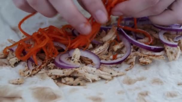 Cocinar Kebab Doner Las Manos Las Mujeres Extienden Zanahorias Marinadas — Vídeo de stock