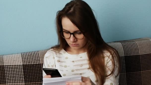 Rapariga Nas Mãos Segurar Telemóvel Reescreva Texto Smartphone Com Uma — Vídeo de Stock