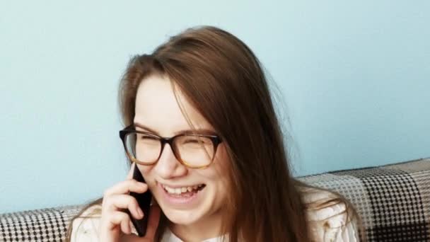 Retrato Uma Garota Engraçada Tendo Uma Conversa Telefônica Sentada Sofá — Vídeo de Stock