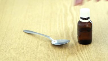 Sağlık, insan ve tıp kavramı - eller masadan ilaç ve kaşık almak