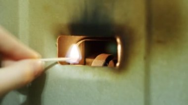Gayzer, su ısıtıcısı. Meşalenin alevi yanar, su ısıtması için gaz bakır. Kazan fırını içinde ateşleme ve doğal gaz yakma yakın çekim