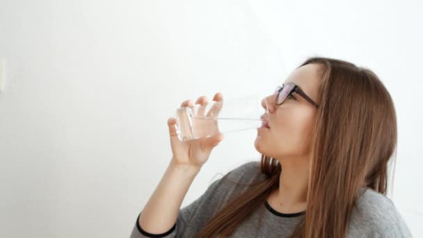 Ung Kvinna Dricker Ett Glas Vatten — Stockvideo