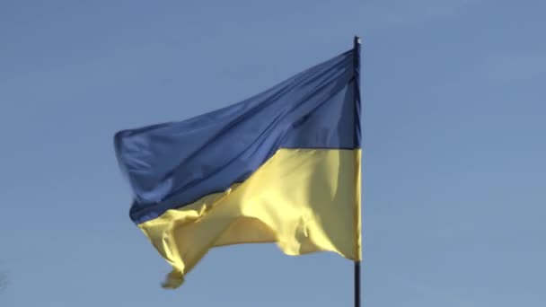 Σημαία Της Ουκρανίας Ουκρανική Σημαία Ενάντια Στον Γαλάζιο Ουρανό — Αρχείο Βίντεο