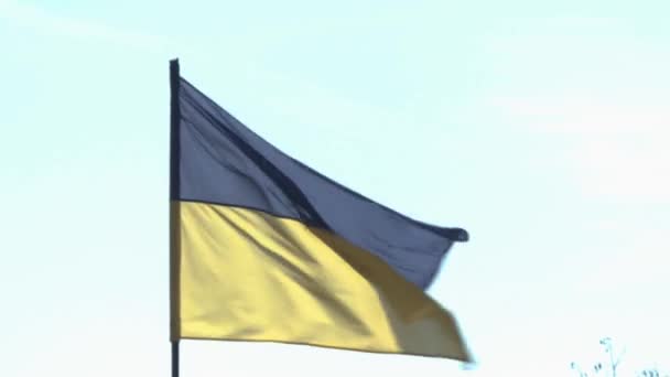 乌克兰国旗 乌克兰国旗对蓝天 — 图库视频影像