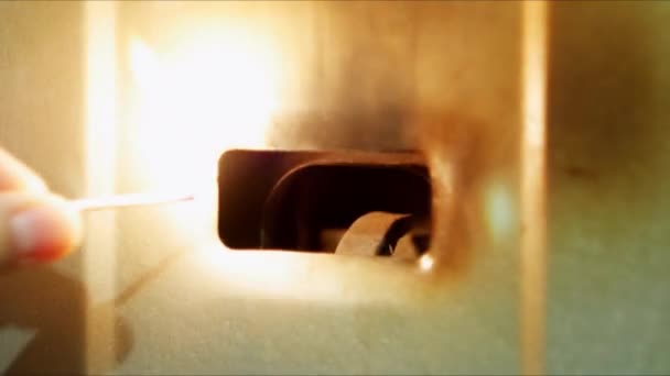 ガイザー 給湯器トーチの炎は燃え 水加熱のためのガス銅 ボイラー炉内部の天然ガスの点火 燃焼のクローズアップ — ストック動画