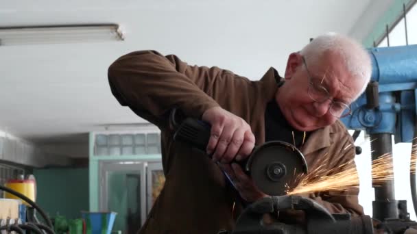 Ingenieur Schneiden Von Metall Mit Dem Winkelschleifer Während Der Arbeit — Stockvideo