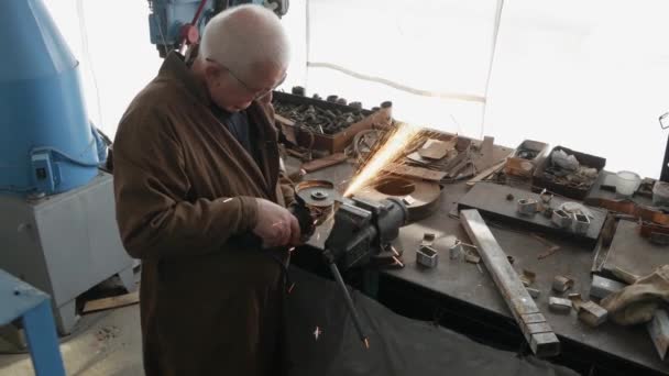 Ingeniør Skære Metal Ved Hjælp Vinkelsliber Mens Arbejder Industriværksted Gnister – Stock-video