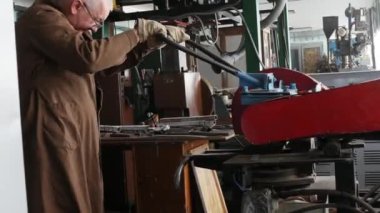 Atölyede bandsaw. Bando kesme metalini gördü. Metal kütük mühendisi kesim.