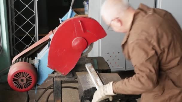 Bandsaw Workshop Band Saw Cutting Metal Engineer Cutting Metal Billet — Stock Video