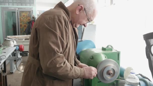 手老主磨细节在台式磨床 粗磨机 进行底座磨床 项目生产 工厂精磨金属零件 — 图库视频影像
