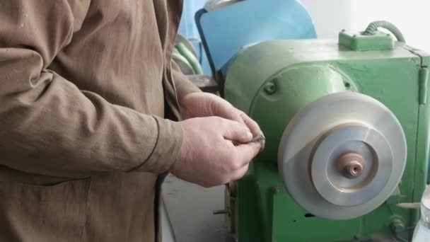 Hands Old Master Grind Detail Bench Grinder Rough Grinding Machine — Stock Video