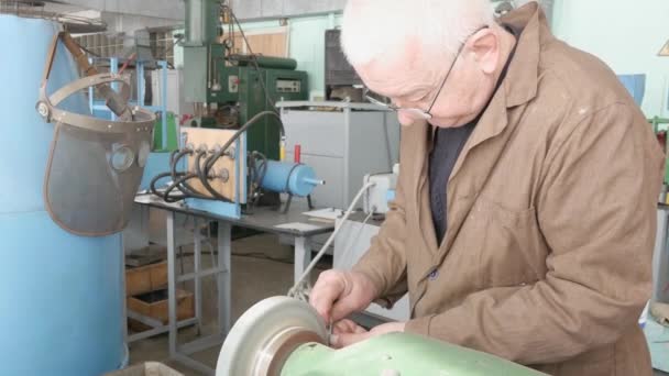 Hände Alter Meister Schleifen Detail Auf Tischschleifer Grobe Schleifmaschine Nahaufnahme — Stockvideo