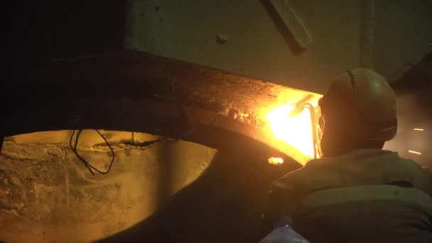Het Werk Van Een Lasser Een Metallurgische Installatie Het Proces — Stockvideo