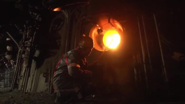 Metalurji Tesisinde Kaynakçının Işi Üretimde Kaynak Süreci — Stok video
