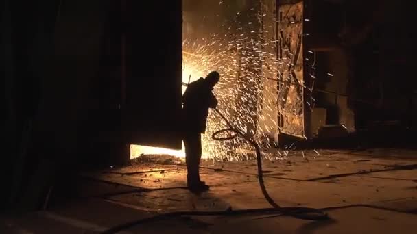Pracownicy Pracują Przetwórni Hutnictwie Proces Wprowadzania Podwiązań Ciekłego Metalu — Wideo stockowe