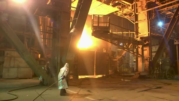 Lavoratori Lavorano Nel Negozio Convertitori Impianto Metallurgico Processo Introduzione Delle — Video Stock