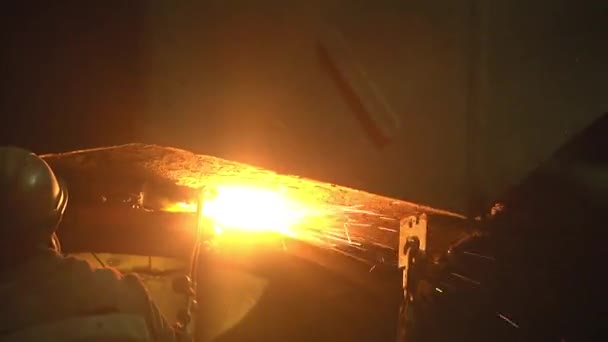 Die Arbeit Eines Schweißers Einem Metallurgischen Werk Der Schweißprozess Der — Stockvideo