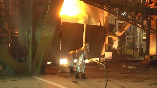 労働者は冶金工場のコンバータ店で働いています 液体金属に合字を導入するプロセス — ストック動画