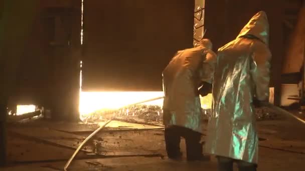 Pracownicy Pracują Przetwórni Hutnictwie Proces Wprowadzania Podwiązań Ciekłego Metalu — Wideo stockowe