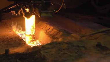 Metalurji tesisinde sıcak çelik yakın görünümü
