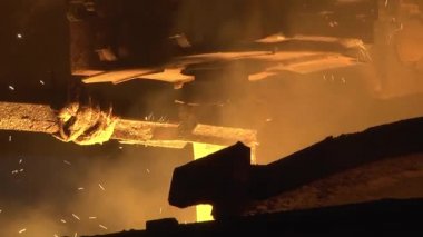 Çelik eritme tesisindeki ekipmanlar. Metalurji fabrikası veya tesisinin endüstriyel detayları. Çelik eritme detayları