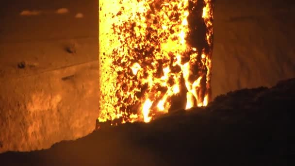 Gorąca Stal Bliska Zakładzie Metalurgii — Wideo stockowe