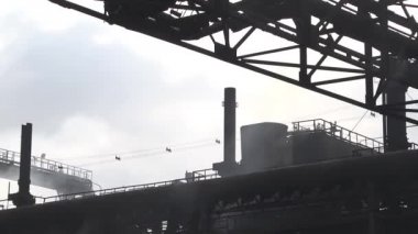 Mavi gökyüzünün arka planında metalürji tesisinin görünümü