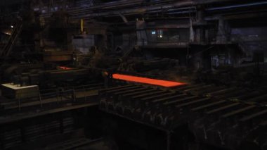 Çelik fabrikası, çelik levha üretimi, sıcak levhaların üretim hattında taşınması, ağır sanayi, metal haddeleme tesisi. Konveyör hattı metal haddehane.