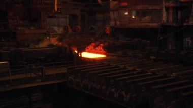 Çelik fabrikası, çelik levha üretimi, sıcak levhaların üretim hattında taşınması, ağır sanayi, metal haddeleme tesisi. Konveyör hattı metal haddehane.
