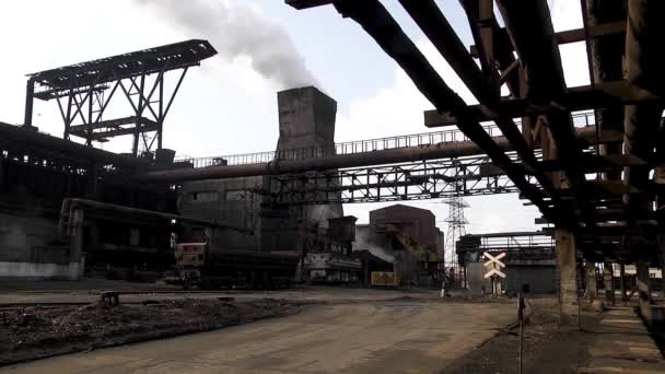 Caricamento Della Carica Nei Carri Dell Impianto Metallurgico — Video Stock