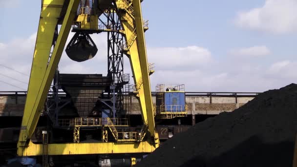 Grúa Amarilla Planta Metalúrgica Sobre Fondo Cielo Azul — Vídeo de stock