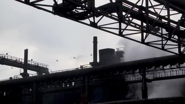 Zicht Metallurgische Plant Een Achtergrond Van Blauwe Lucht — Stockvideo