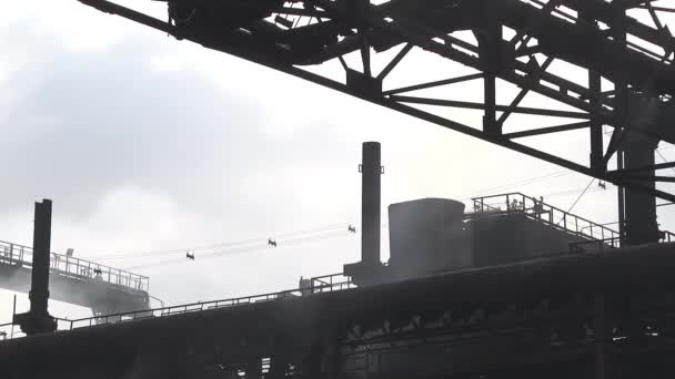 Beskåda Den Metallurgiska Växten Bakgrund Blått Skyen — Stockvideo