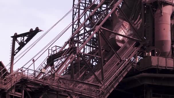 Praca Żurawia Piecu Wielkopiecowego Zakładzie Metalurgicznym — Wideo stockowe