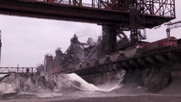 Scarico Materie Prime Nel Cantiere Impianto Metallurgico — Video Stock