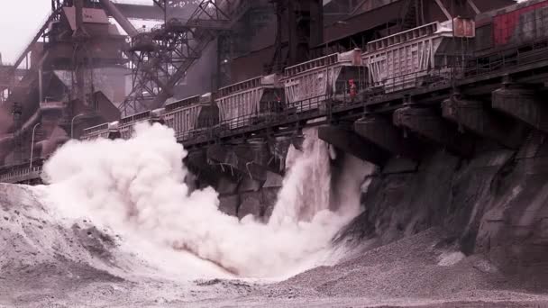冶金プラントの庭での原材料のアンロード — ストック動画