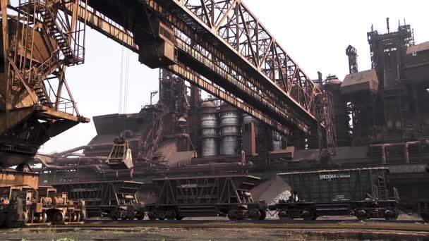 Metalurji Tesisindeki Vagonlarda Yükün Yüklenmesi — Stok video
