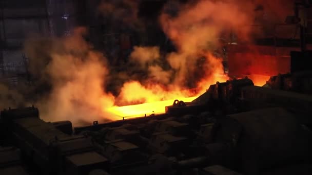 라인에 뜨거운 시트의 중공업 컨베이어 압연기 — 비디오